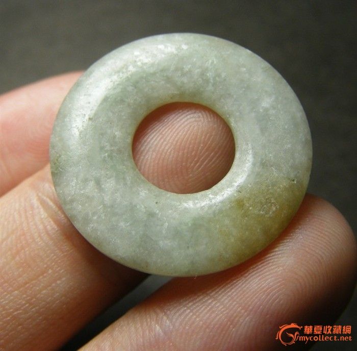 老坑淡绿色带沁翡翠大圆平安扣(正宗)