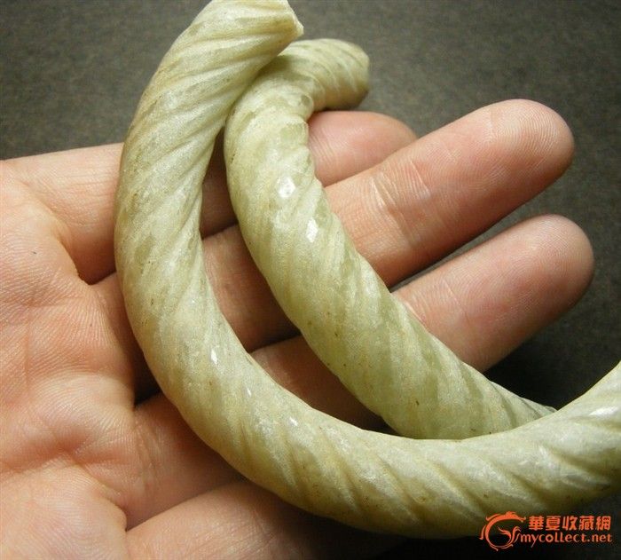 地摊 杂项 出土的晚清-民国.老坑淡色带土沁翡翠绞丝大圆手镯