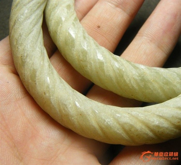 地摊 杂项 出土的晚清-民国.老坑淡色带土沁翡翠绞丝大圆手镯